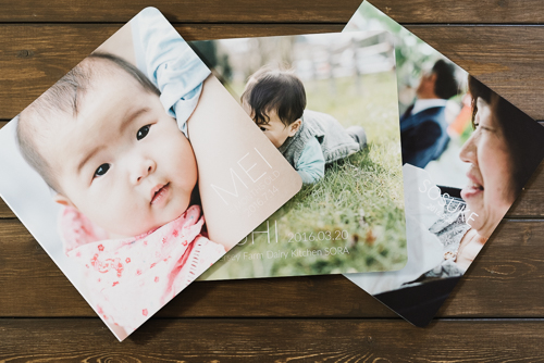 Toloccaのオプション商品「えほん」マットで厚手の質感。角が丸く、子供が遊んでも安心。